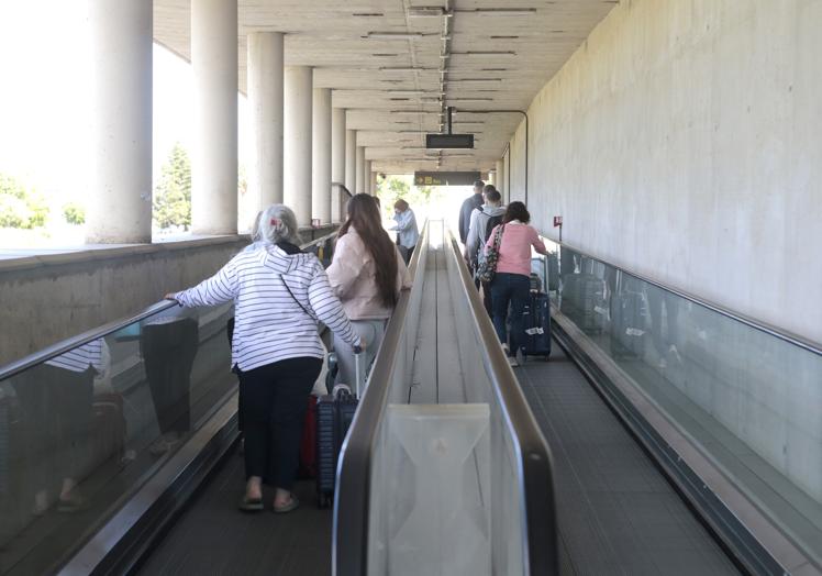 Rampas para el acceso al estacionamiento de guaguas.