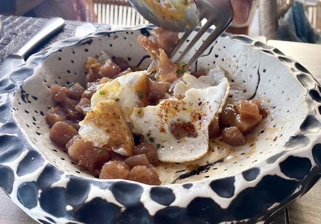 Atún picante con huevo frito