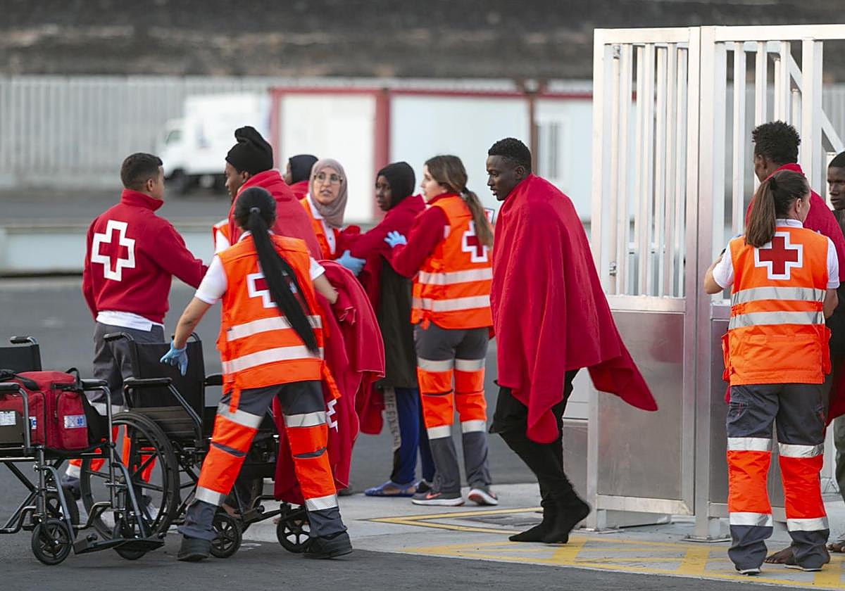 Inmigrantes rescatados en el fin de semana, siendo atendidos en Arrecife.