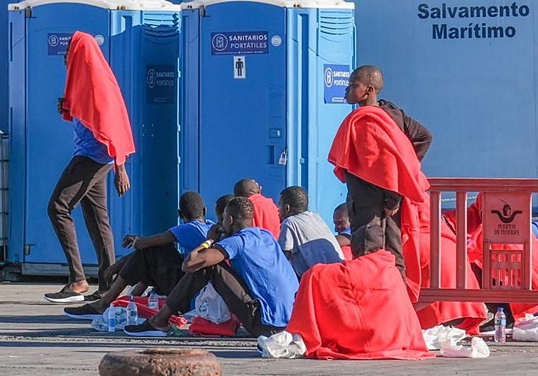 Un grupo de migrantes rescatado en aguas cercanas a Tenerife.
