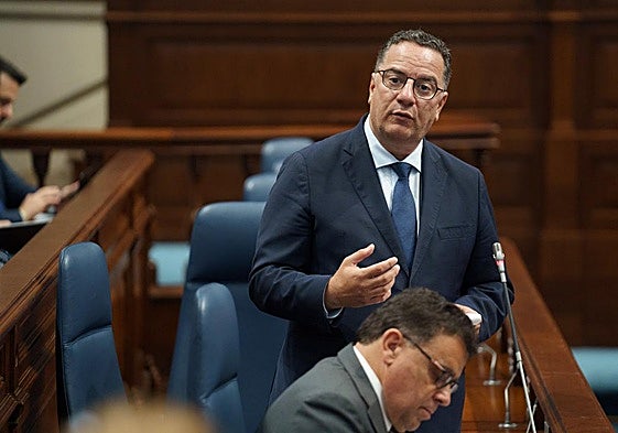 El consejero de Educación, Poli Suárez, ayer durante la sesión del Pleno en el Parlamento canario.