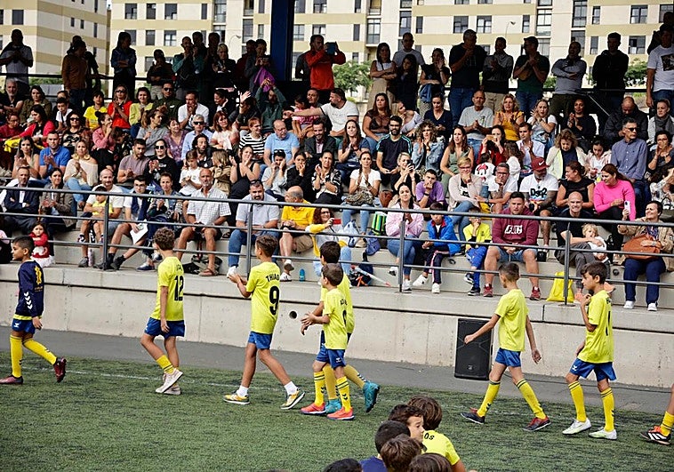 Jóvenes y padres disfrutaron en la clausura celebrada en el Anexo del Estadio de Gran Canaria.
