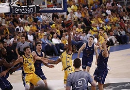Andrew Albicy anota ante el Valencia Basket en el Arena.