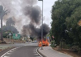 Imagen del vehículo incendiado.