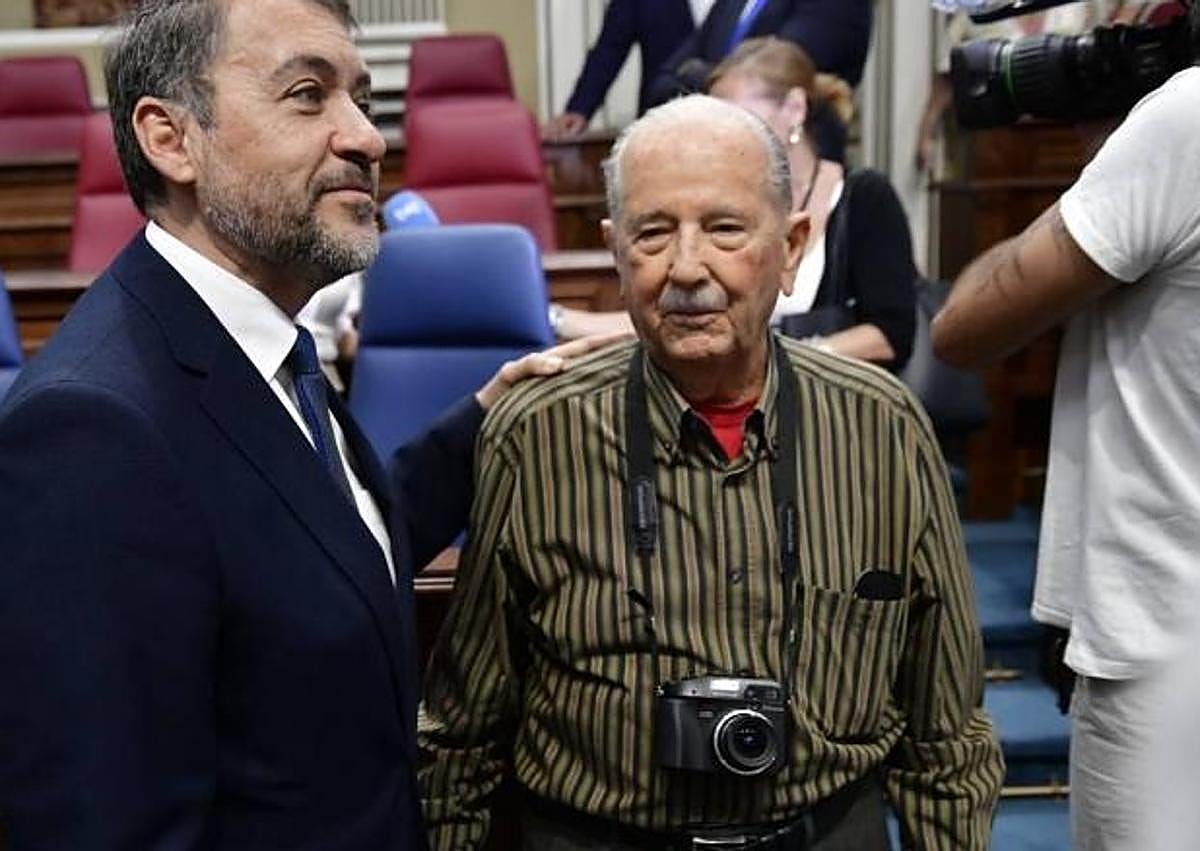 Imagen secundaria 1 - Interrumpen el pleno tras una caída del fotógrafo Trino Garriga