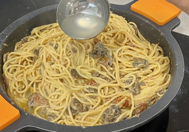 Vertemos un cazo del agua de la cocción de la pasta