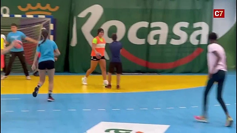 Jóvenes migrantes disfrutan del balonmano con el Rocasa