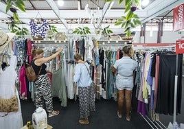 Las ofertas de textil ocupan buena parte de la feria de los saldos.