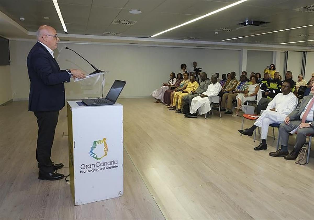 Imagen principal - Gran Canaria dona a Gambia material de emergencias y ofrece formación a sus bomberos