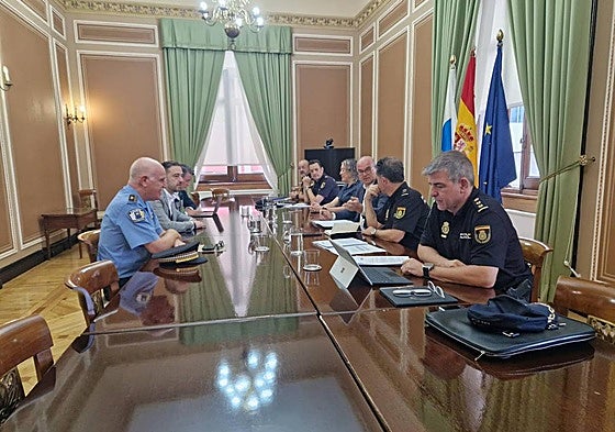 Imagen de la reunión mantenida este miércoles en la sede de la Delegación del Gobierno.