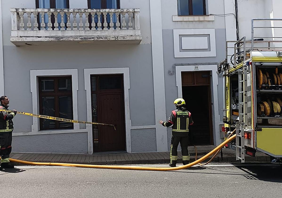 Los bomberos actúan en la vivienda afectada.