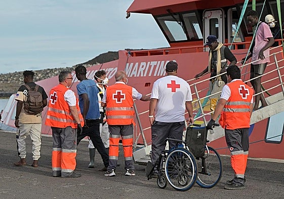 Rescate de una de las últimas embarcaciones localizadas cerca de El Hierro.