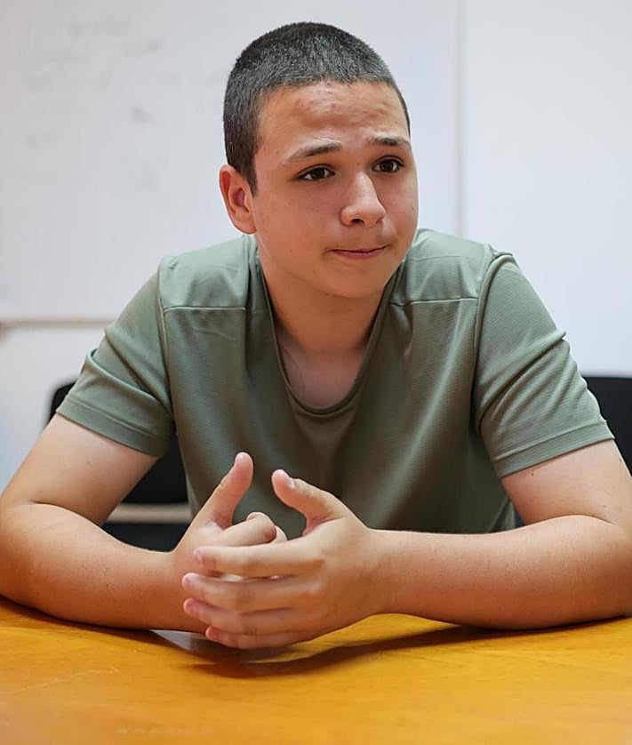 Imagen secundaria 2 - Tres de los jóvenes que participaron en la exposición, con Víktor Arvín en primer término. Debajo, Zoe Nantón e Hicham Charki.