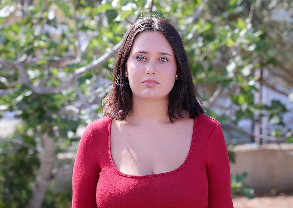 Imagen secundaria 1 - Tres de los jóvenes que participaron en la exposición, con Víktor Arvín en primer término. Debajo, Zoe Nantón e Hicham Charki.