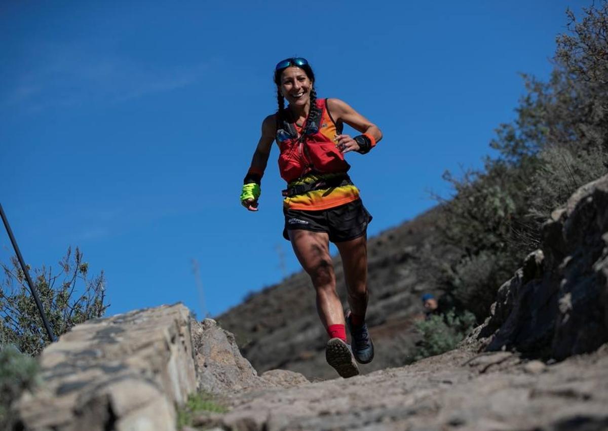 Imagen secundaria 1 - A la derecha, Sandra Moreno en la Artenara Trail 2020. A la izquierda, participantes en la Artenara Trail. 