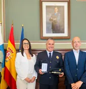 Lolina Negrín, consejera de Emergencias del Cabildo majorero, acudió a la entrega de la medalla a Fran Torres.