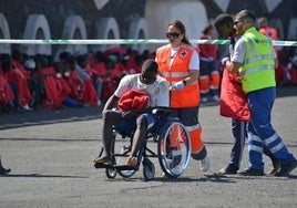 Migrantes asistidos en la isla de El Hierro.