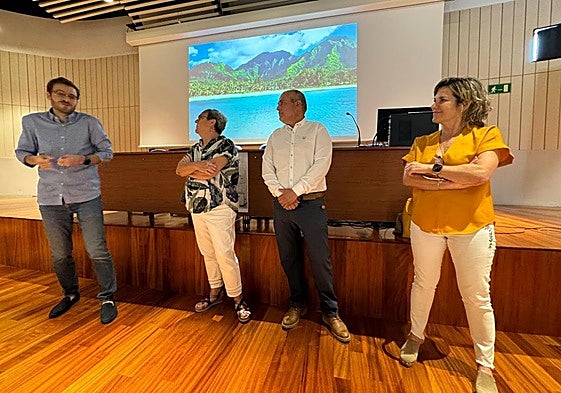 El acto contó con la presencia de Isabel Laucirica, presidenta de la AECC, y de Tomás Pérez, director insular del área de Salud de Fuerteventura.