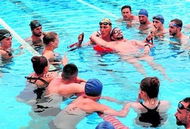 Clases prácticas. Uno de los ejercicios para rescates en el mar.