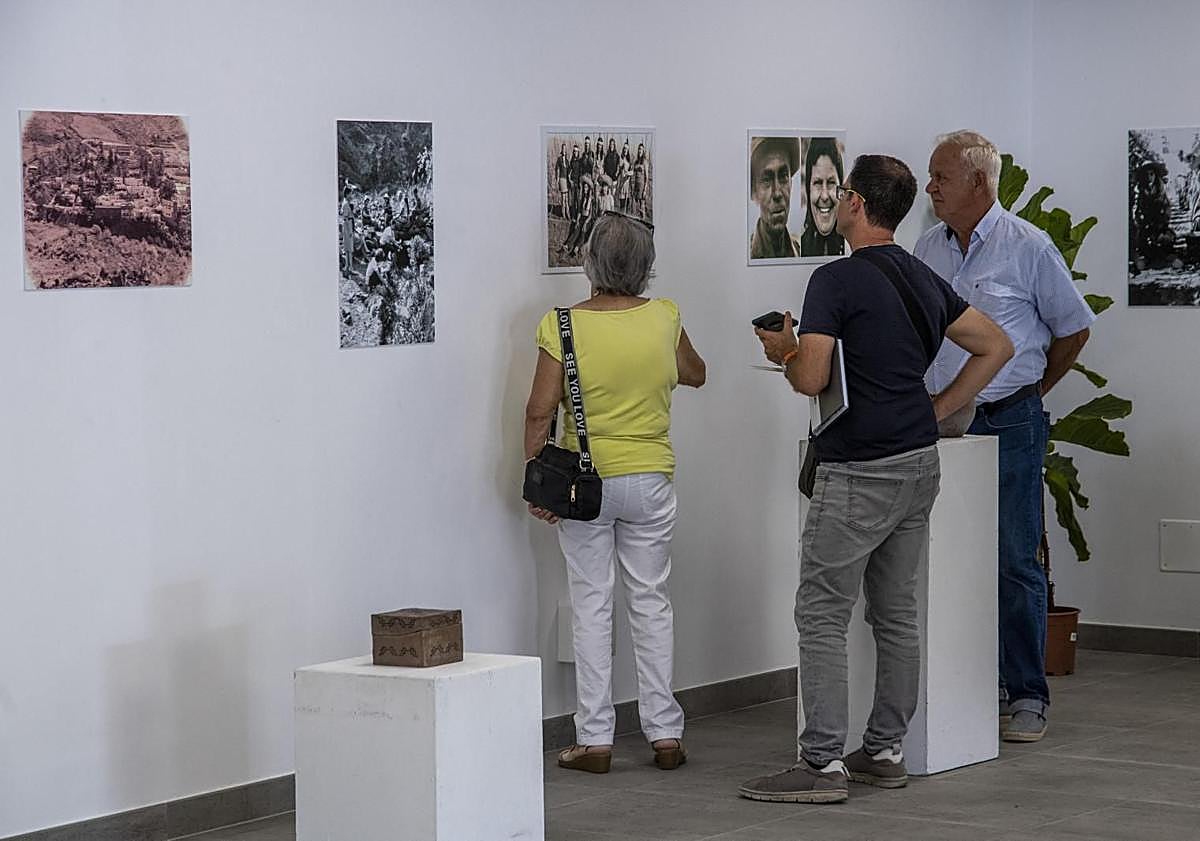 Imagen principal - Vista parcial de la exposición. Debajo, Juana Olivia y Salvador. Al lado, foto de antiguos policías de Mogán, Amado, Suso, Eulogio Damián Saavedra, y Juanito Martín. 
