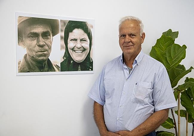 Salvador posa junto a sus padres, Francisco Valerón y María Cazorla.