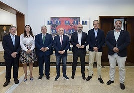 Responsables del Cabildo y el presidente de la Federación de Fútbol de Las Palmas.