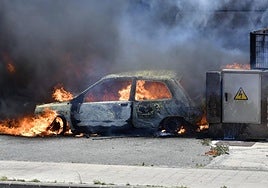 Imagen de uno de los coches incendiados.