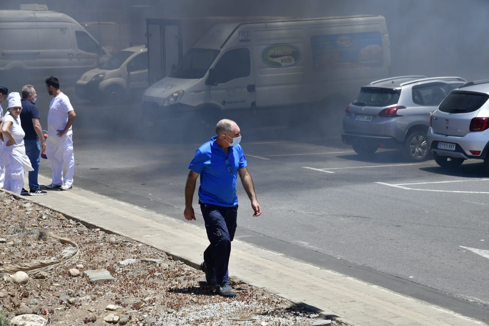 El incendio de dos coches en una nave del polígono de arinaga, en imágenes