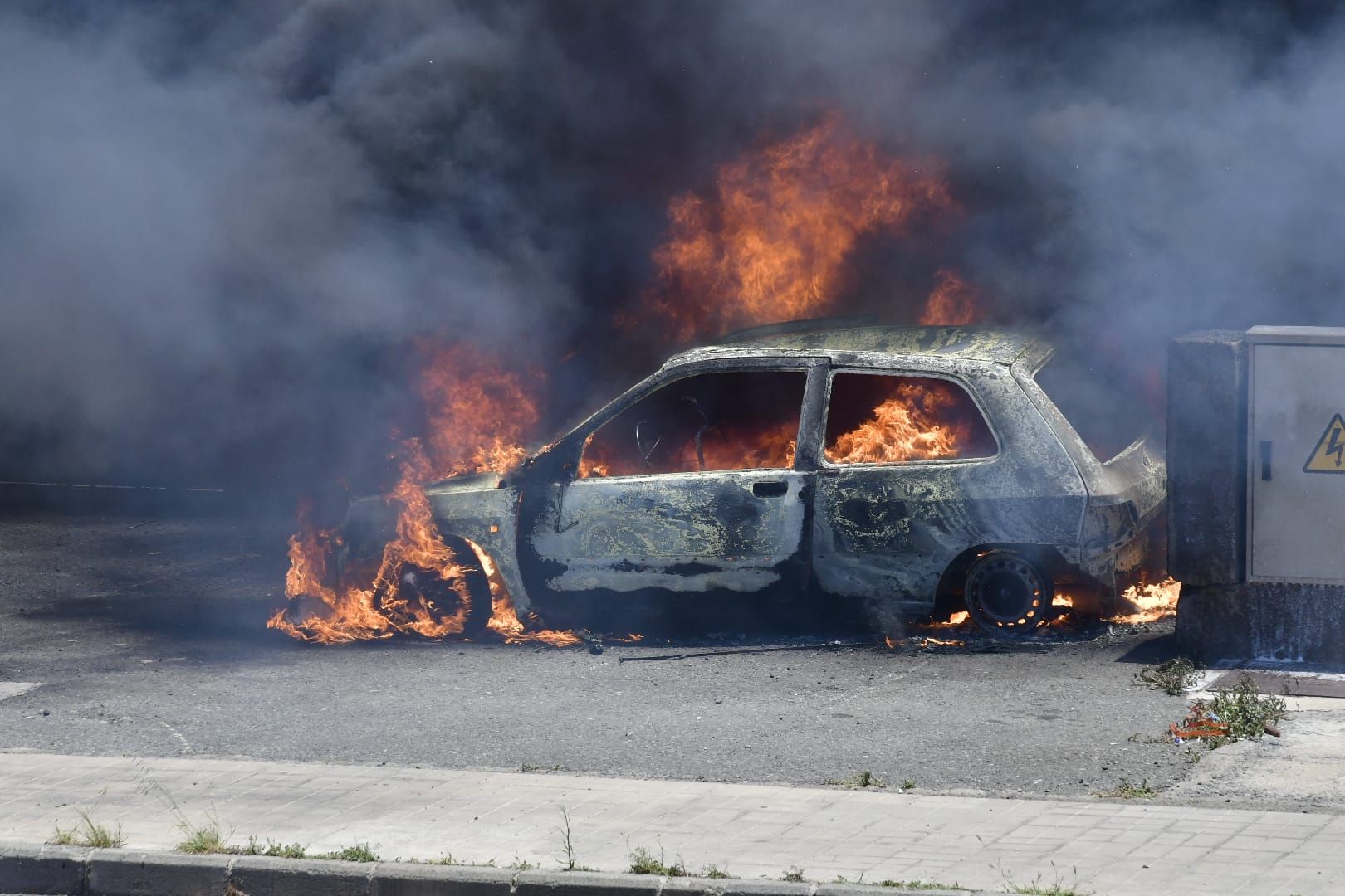 El incendio de dos coches en una nave del polígono de arinaga, en imágenes