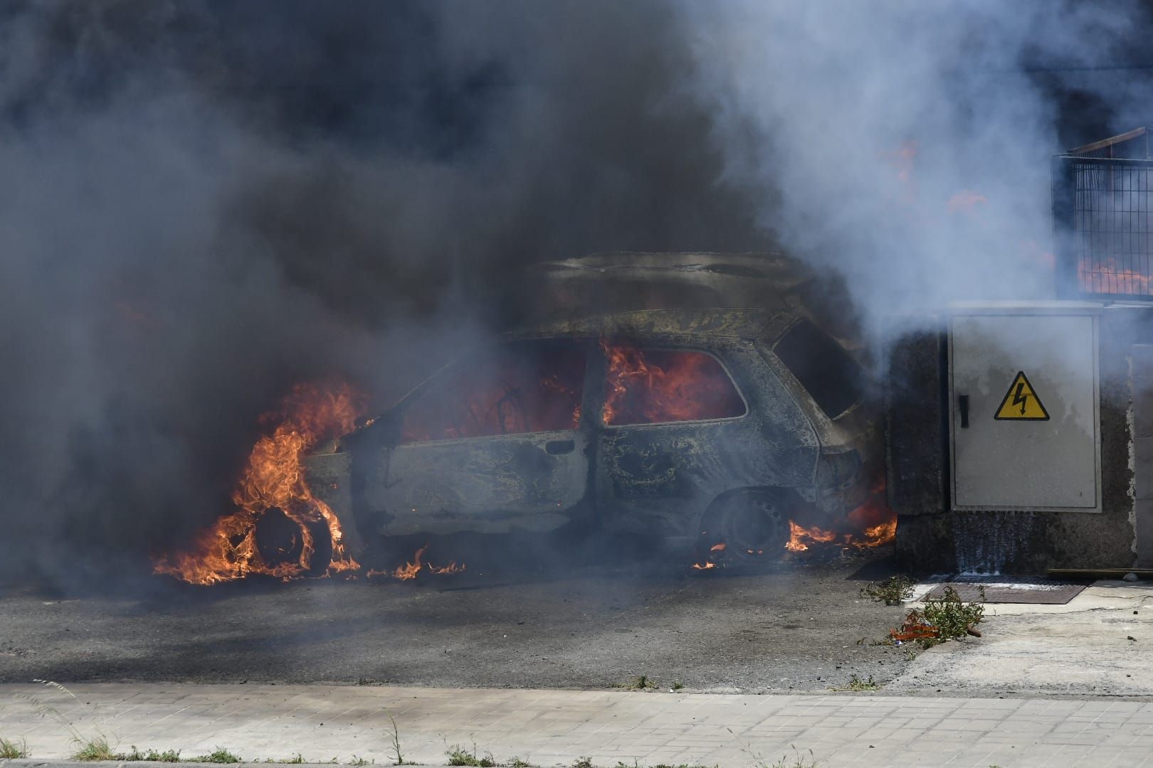 El incendio de dos coches en una nave del polígono de arinaga, en imágenes