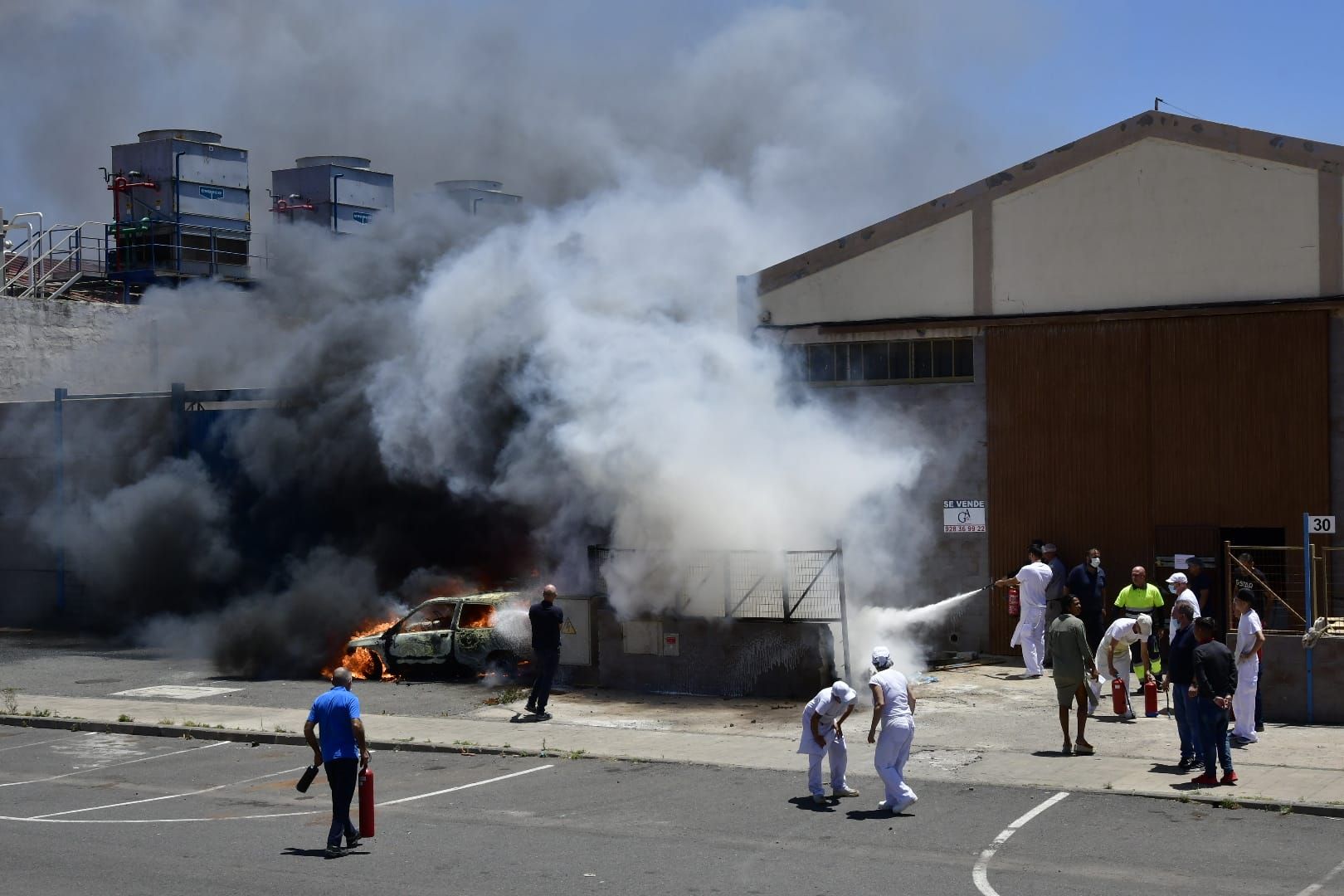 El incendio de dos coches en una nave del polígono de arinaga, en imágenes
