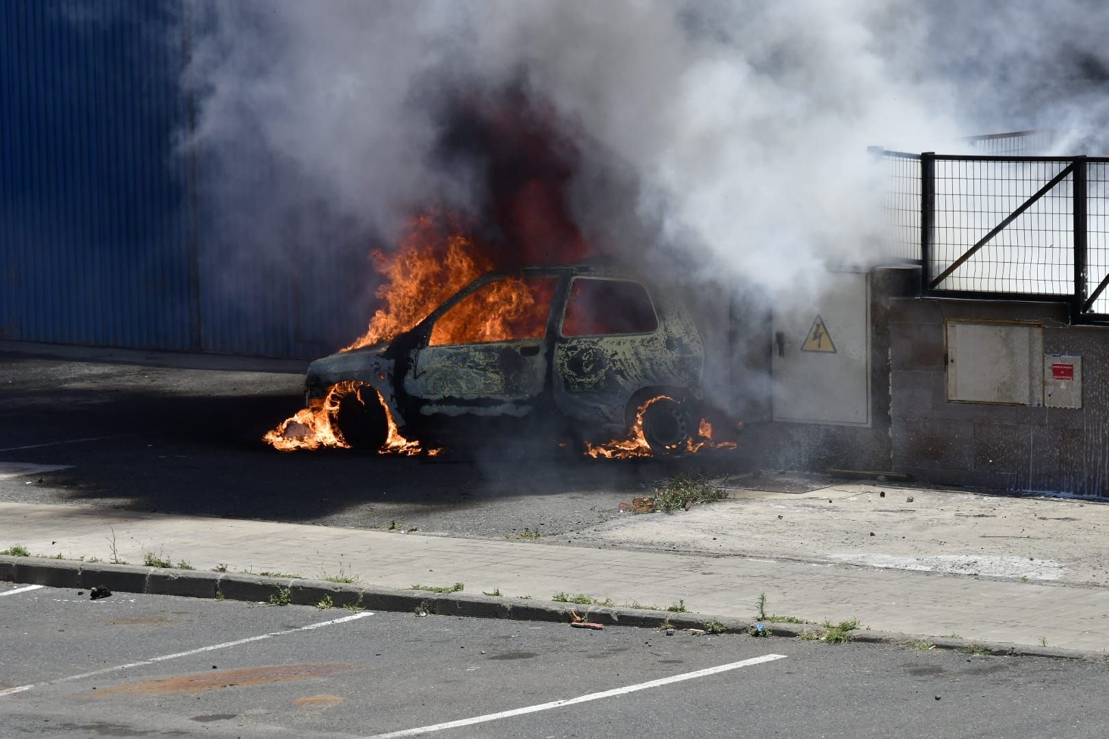 El incendio de dos coches en una nave del polígono de arinaga, en imágenes