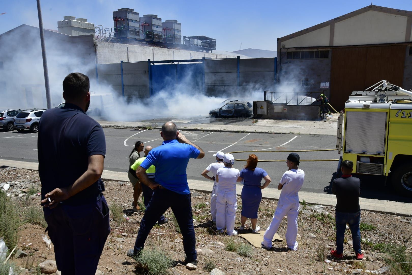 El incendio de dos coches en una nave del polígono de arinaga, en imágenes