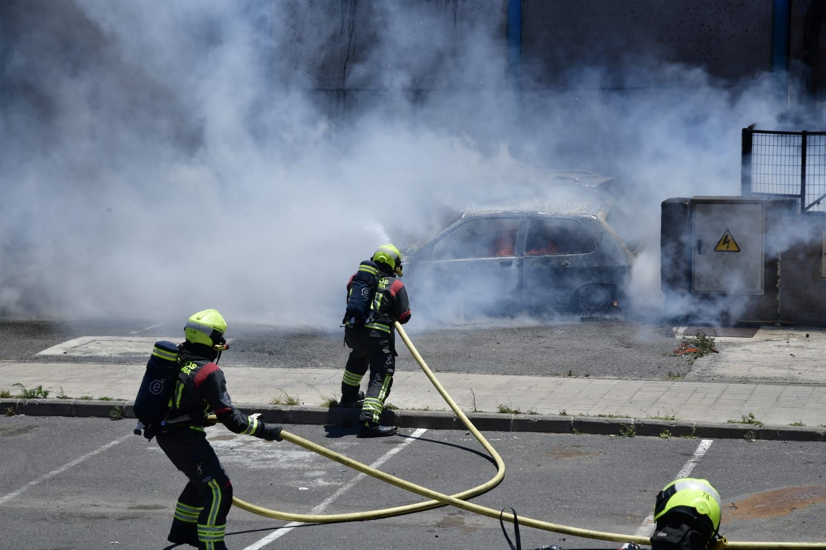 El incendio de dos coches en una nave del polígono de arinaga, en imágenes