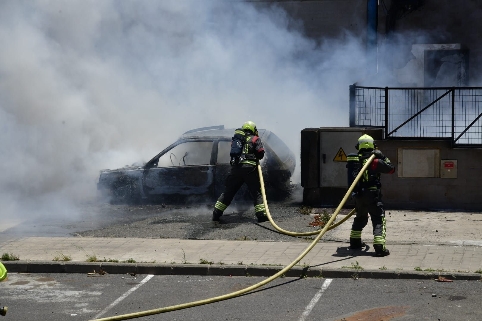 El incendio de dos coches en una nave del polígono de arinaga, en imágenes