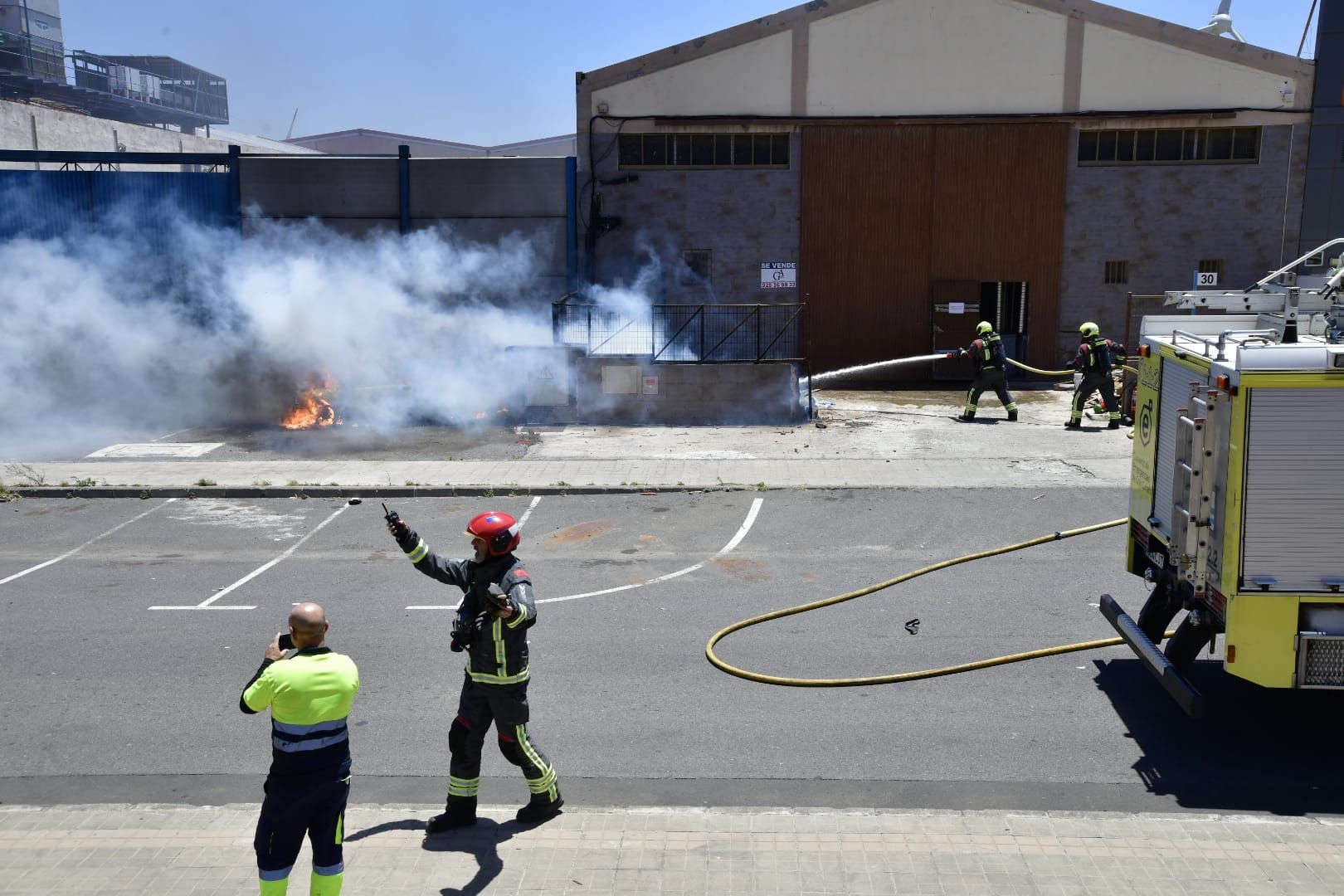 El incendio de dos coches en una nave del polígono de arinaga, en imágenes