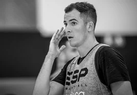 Miquel Salvó observa en un entrenamiento con la selección nacional en Málaga.