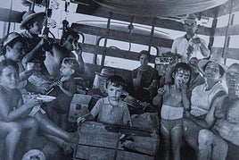 Enyesque en los tradicionales lunes en Taurito tras San Antonio el Grande. El niño de la izqierda es Paco el cura, Francisco García Socorro, actualmente destinado a Lanzarote.