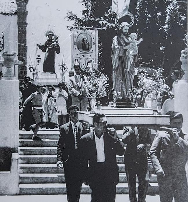 Imagen captada de una de las fotos de la exposición, que recoge una procesión en Mogán.