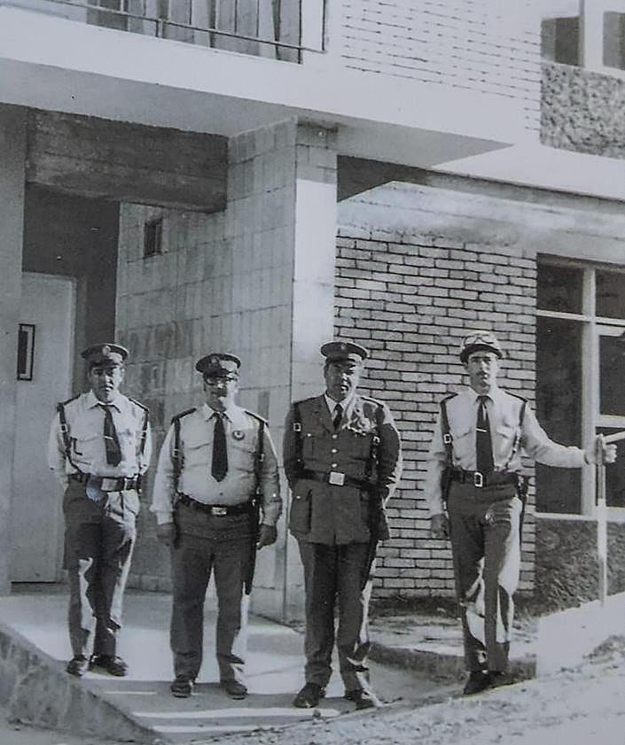 Imagen secundaria 2 - Vista parcial de la exposición. Debajo, Juana Olivia y Salvador. Al lado, foto de antiguos policías de Mogán, Amado, Suso, Eulogio Damián Saavedra, y Juanito Martín. 