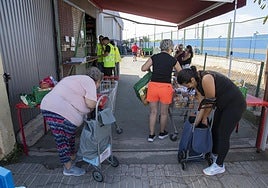 Trajín en Karuna. Toca día de reparto y no paran de llegar familias.