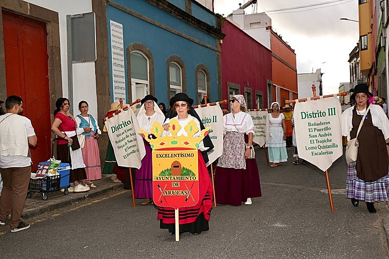 Miles de personas participaron ayer tarde, junto a 19 carros y carretas, en la romería-ofrenda de San Juan, en Arucas.
