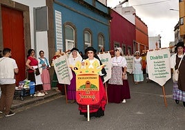 Miles de personas participaron ayer tarde, junto a 19 carros y carretas, en la romería-ofrenda de San Juan, en Arucas.