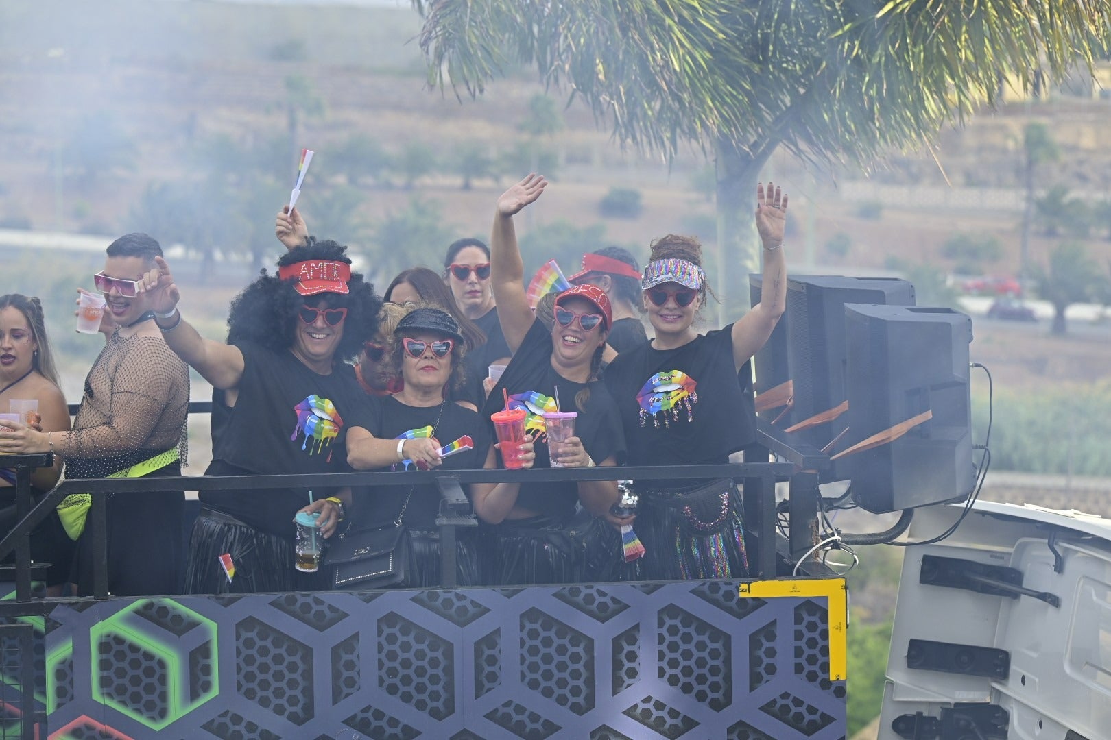 Carrozas, banderas y pancartas llenaron las calles de Gáldar este sábado.