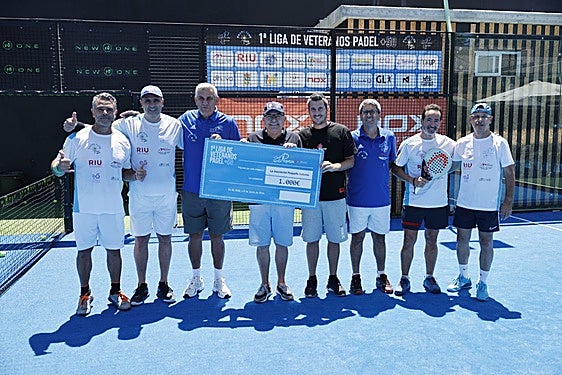 Foto de familia de los participantes del torneo.