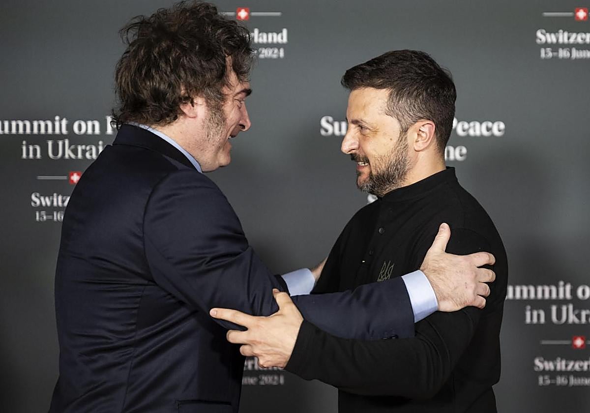 Momento en que Milei (izquierda) es recibido por el presidente ucraniano, Volodímir Zelenski.