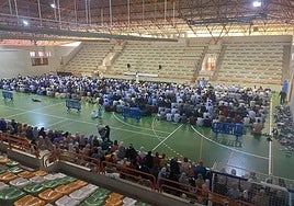 Acabados los rezos, el imán continuó la ceremonia religiosa por la Fiesta del Cordero en el pabellón Víctor Miranda, de San Bartolomé de Tirajana.