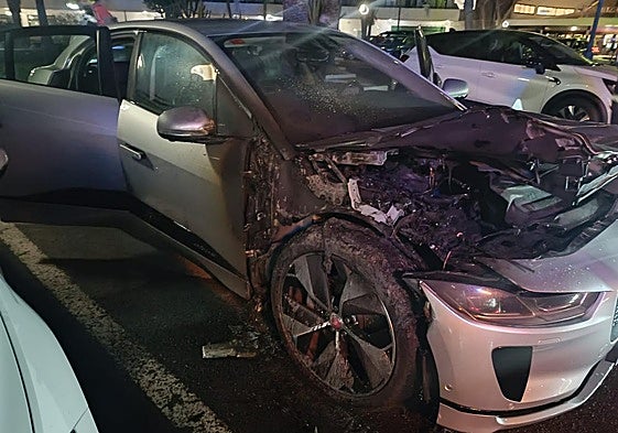 Imagen del coche incendiado en una zona hotelera de Yaiza (Lanzarote).