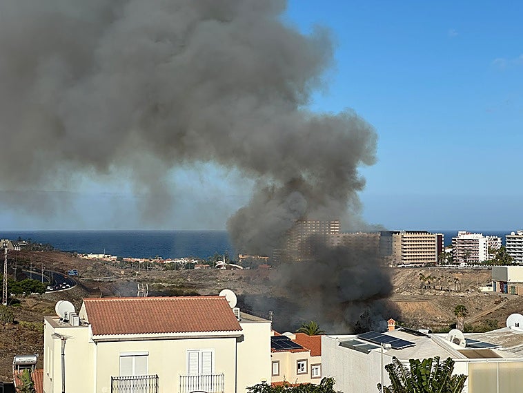 Una columna de humo negra es visible desde la zona de San Fernando.