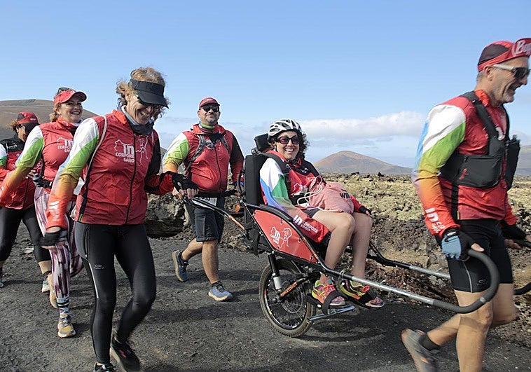 De buen humor caminando este domingo por La Geria.